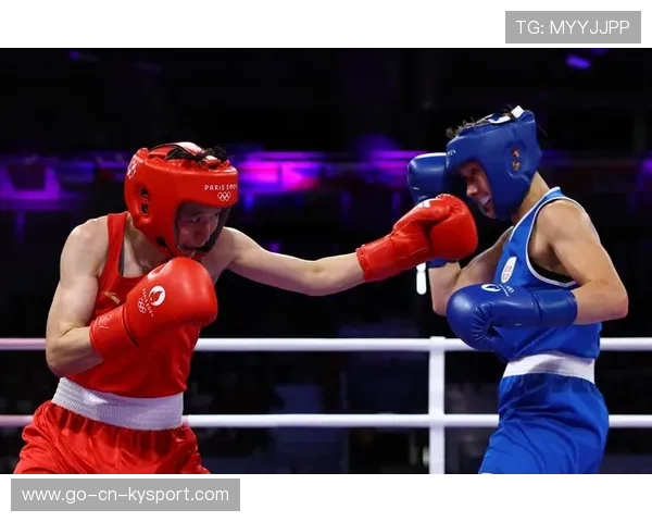 拳击冠军宣布婚讯赛场公开亲吻