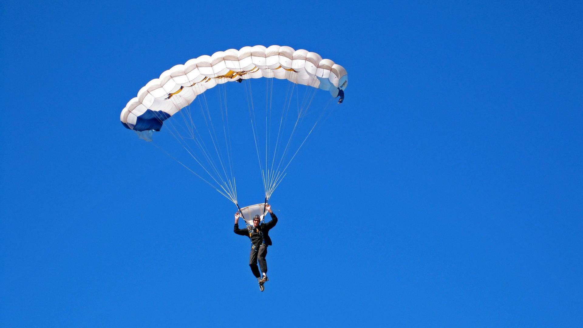 亚洲羽毛球锦标赛赛况激烈 国羽多名选手挺进八强，2020亚洲羽毛球团体赛